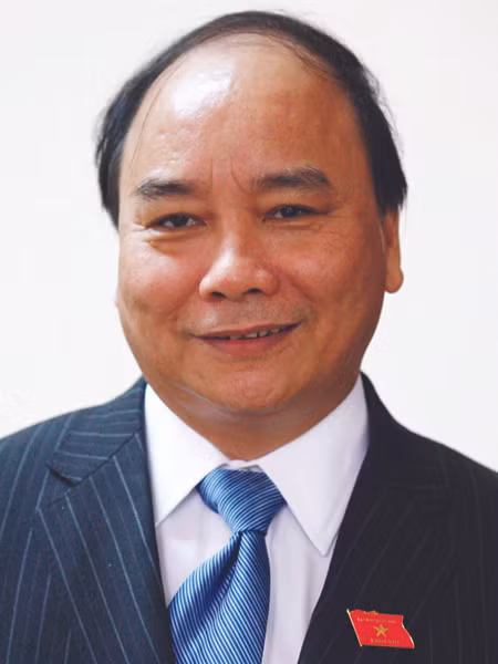 Phó Thủ tướng Nguyễn Xuân Phúc (57 tuổi), quê Quảng Nam, Cử nhân (ngành kinh tế), Ủy viên Bộ Chính trị