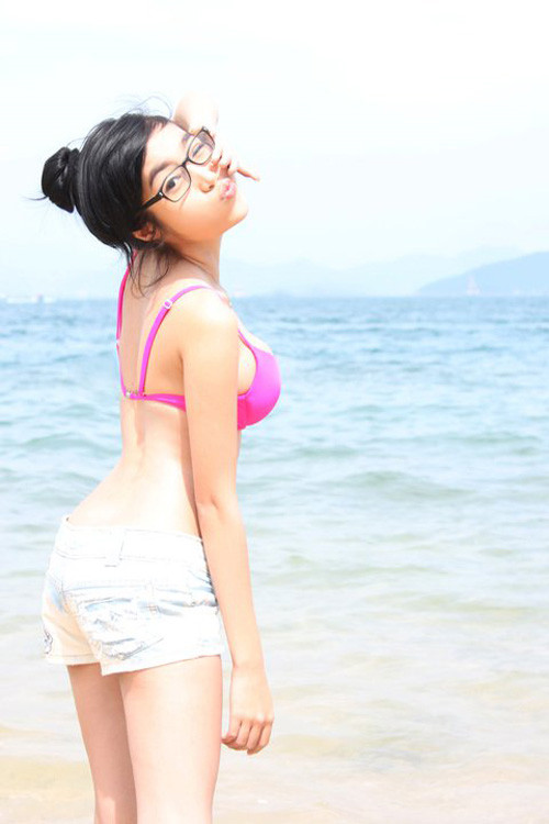 Những hình ảnh mới nhất của Elly - rất hấp dẫn trong bộ bikini hồng.