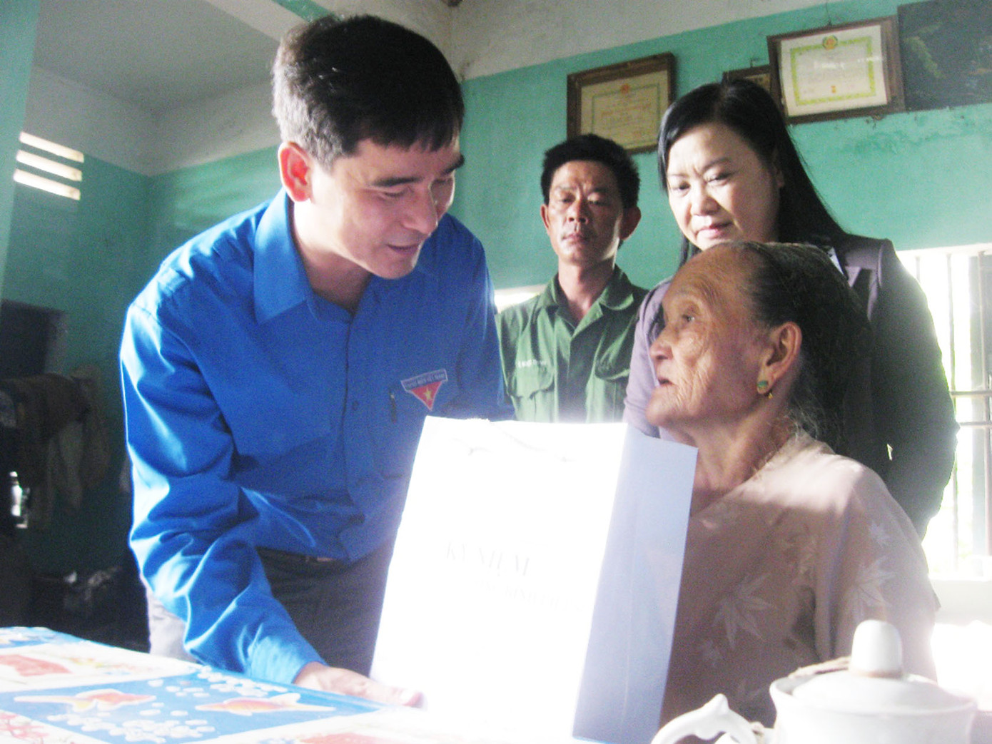 Bí thư T.Ư Dương Văn An thăm và tặng quà Mẹ VNAH huyện Điện Bàn