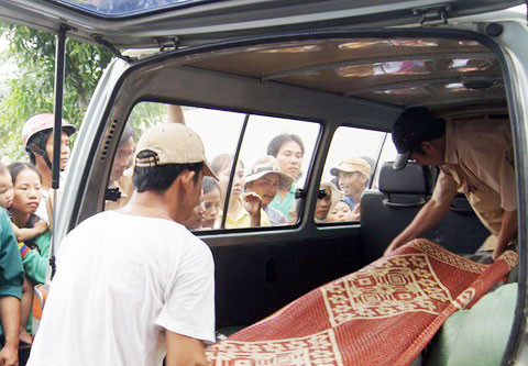 Xác cô bé được đưa về quê an táng