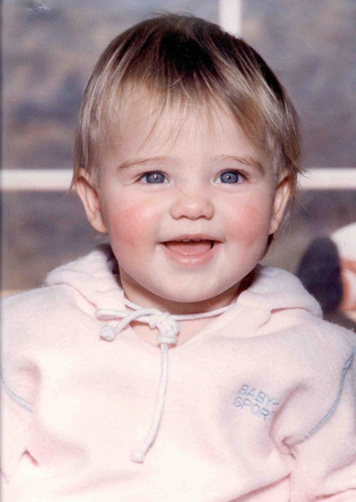 Khuôn mặt bầu bĩnh của Miranda Kerr lúc bé