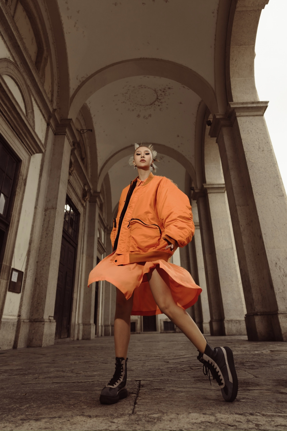 Kết hợp váy và áo khoác bomber, bộ trang phục của Onitsuka Tiger chuẩn tinh thần Gen Z. Kết hợp váy và áo khoác bomber, bộ trang phục của Onitsuka Tiger chuẩn tinh thần Gen Z.