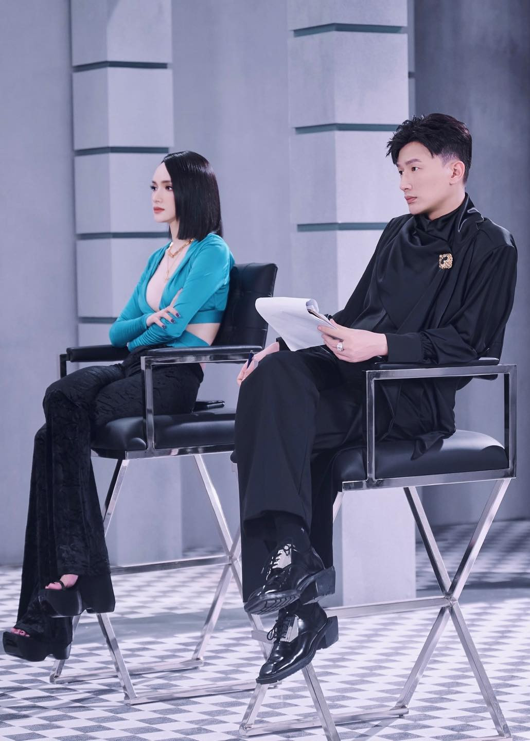 Quyền lực của Dược sĩ Tiến và tính công tâm trong các quyết định của Hương Giang gây tranh cãi trong nhiều tập thi. Quyền lực của Dược sĩ Tiến và tính công tâm trong các quyết định của Hương Giang gây tranh cãi trong nhiều tập thi.