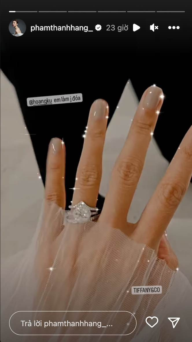 Bàn tay đeo nhẫn kim cương ở ngón áp út của Thanh Hằng đã làm netizen "đồn đoán" về một buổi chụp ảnh cưới.