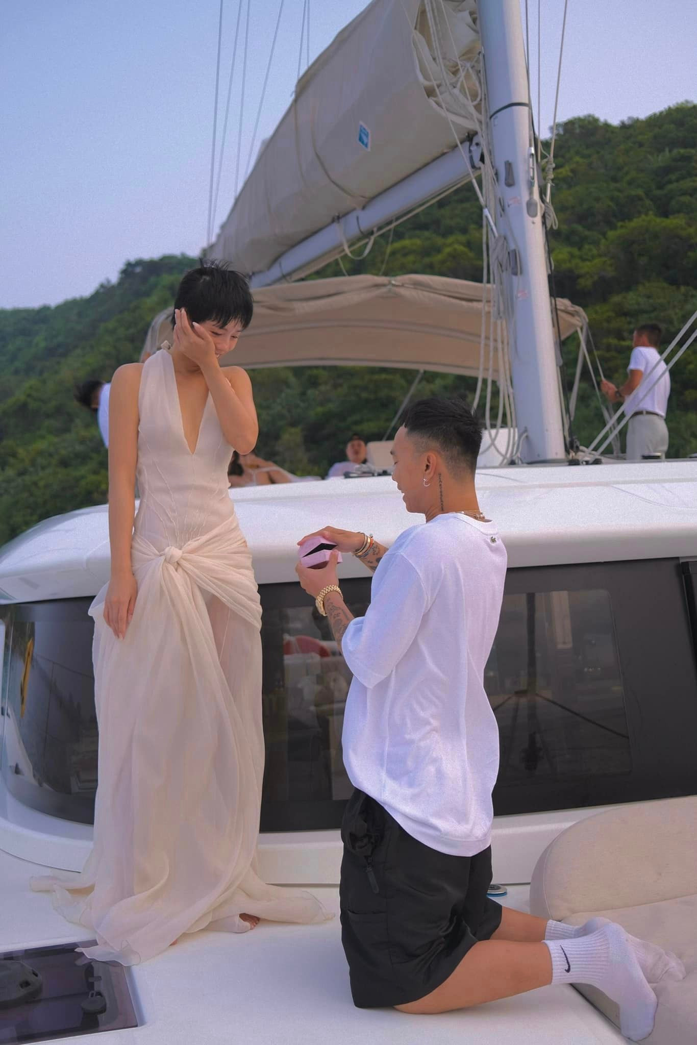 Lần chụp ảnh cưới làm netizen không khỏi hào hứng về “tin vui” của fashion couple này.