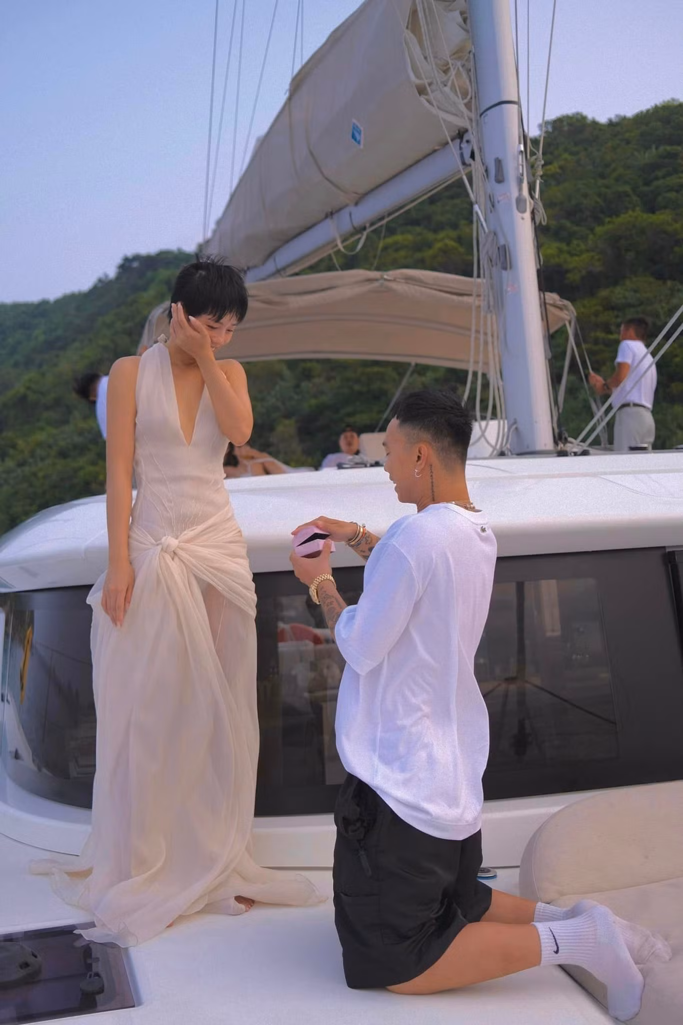 Lần chụp ảnh cưới làm netizen không khỏi hào hứng về “tin vui” của fashion couple này.