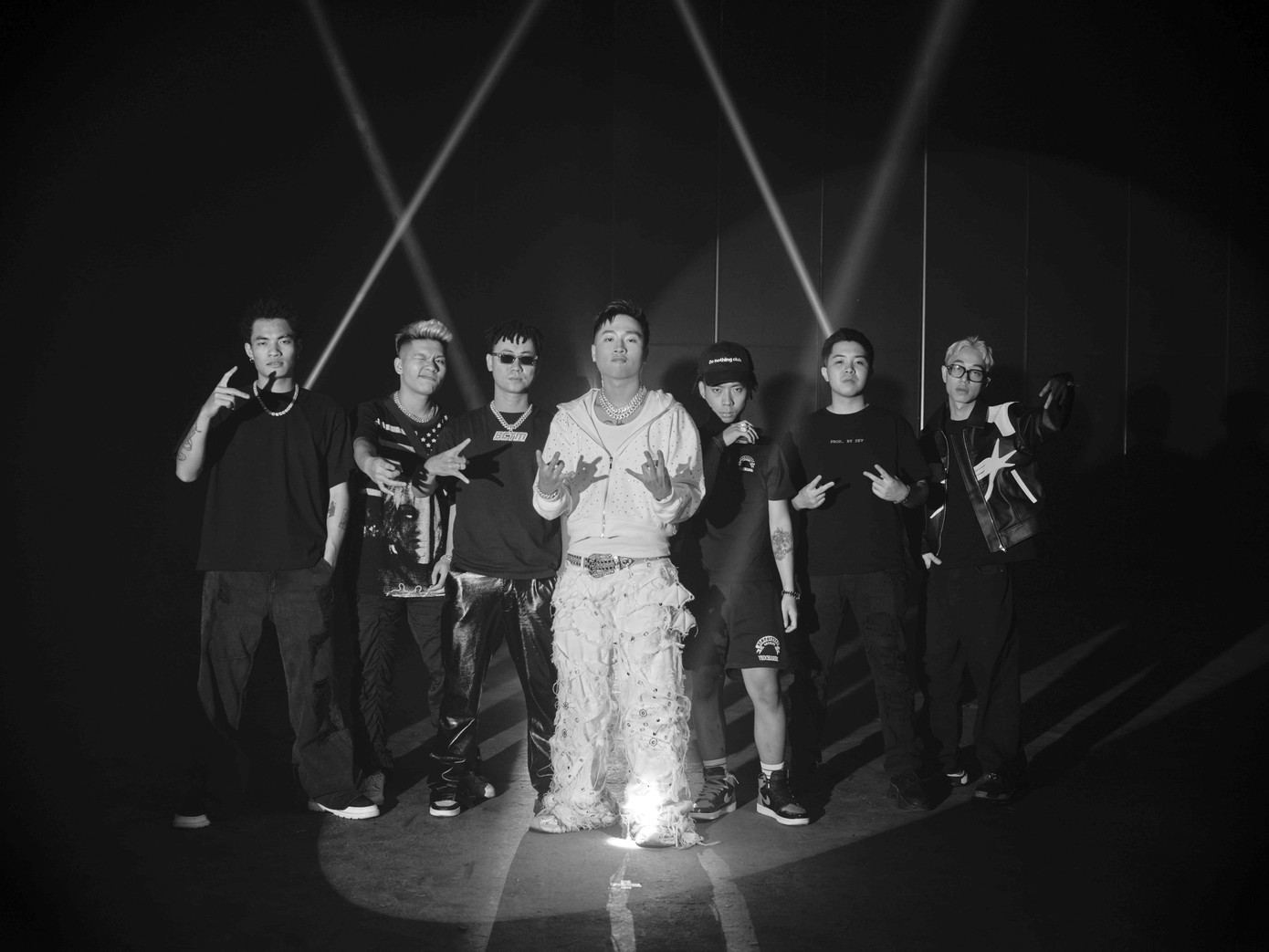 Chàng rapper quyết định thay beat drill trong bản demo bằng con beat mới có phần bắt tai hơn. Chàng rapper quyết định thay beat drill trong bản demo bằng con beat mới có phần bắt tai hơn.