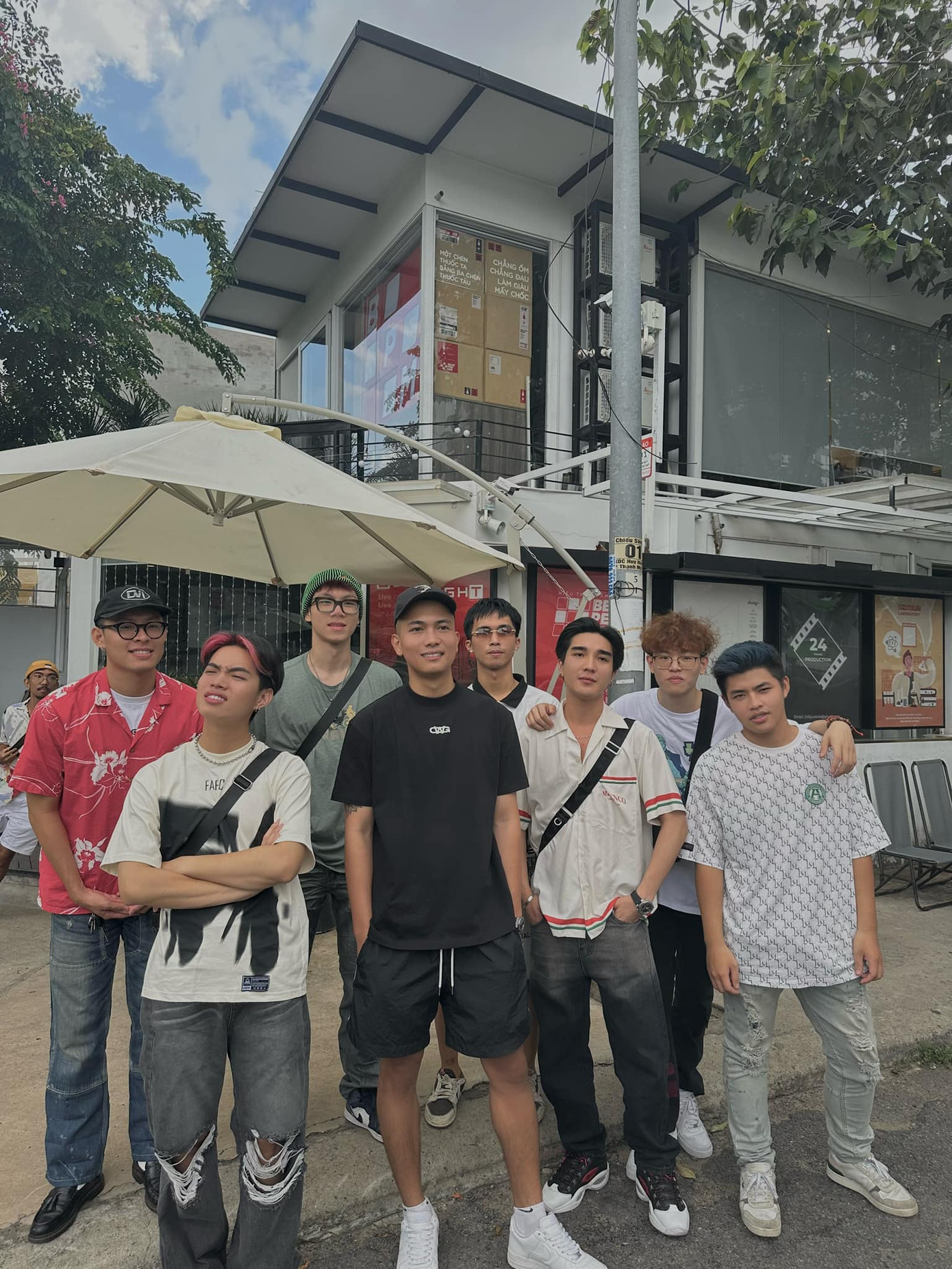 Những khoảnh khắc đông đủ cả team được Emily chia sẻ trên trang cá nhân. Những khoảnh khắc đông đủ cả team được Emily chia sẻ trên trang cá nhân.