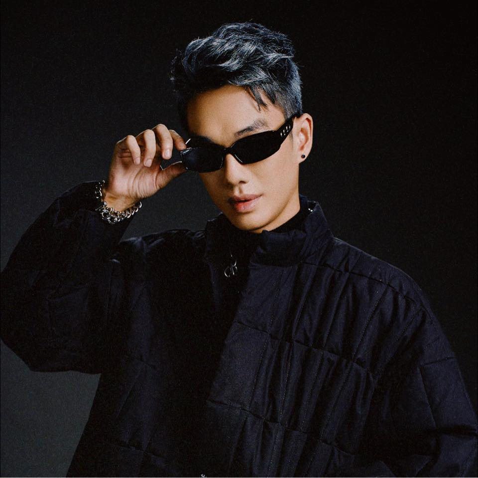 Masew được mệnh danh là "phù thủy âm nhạc", cứ làm nhạc là lại tạo hit. Masew được mệnh danh là "phù thủy âm nhạc", cứ làm nhạc là lại tạo hit.