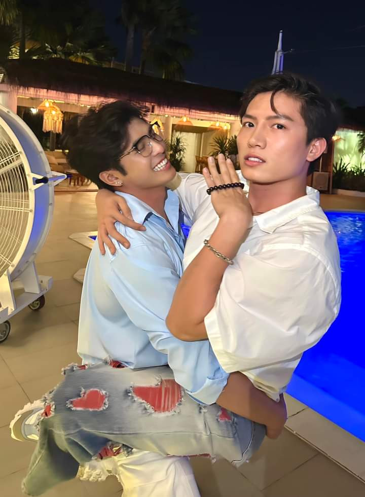 Ca sĩ Anh Tú cũng chính thức gia nhập hội "ảnh gốc" cùng dòng caption "xéo xắt": "Bánh bèo chỉ là tấm bình phong thôi..." Ca sĩ Anh Tú cũng chính thức gia nhập hội "ảnh gốc" cùng dòng caption "xéo xắt": "Bánh bèo chỉ là tấm bình phong thôi..."