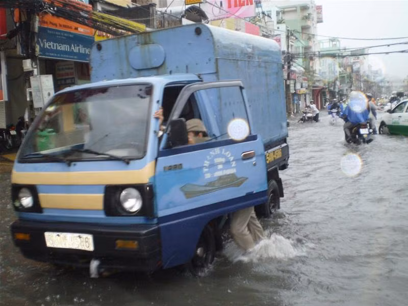 Xe tải lưu thông qua “khúc sông” này cũng chịu chung số phận.