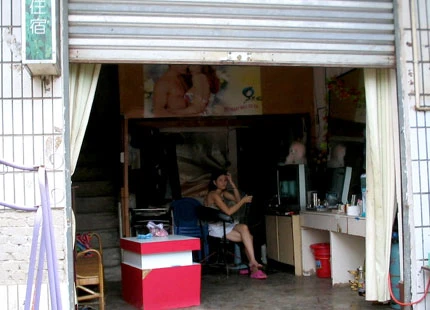 Gái mại dâm đợi khách. Ảnh: VTC