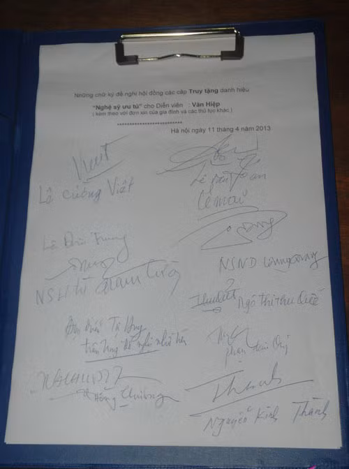 Các nghệ sĩ cùng nhau ký tên đề nghị truy tăng danh hiệu NSƯT cho cố nghệ sĩ Văn Hiệp. Các nghệ sĩ cùng nhau ký tên đề nghị truy tăng danh hiệu NSƯT cho cố nghệ sĩ Văn Hiệp