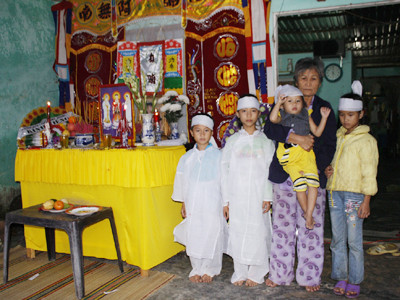 Côi cút bên bà ngoại Ảnh: N.T 