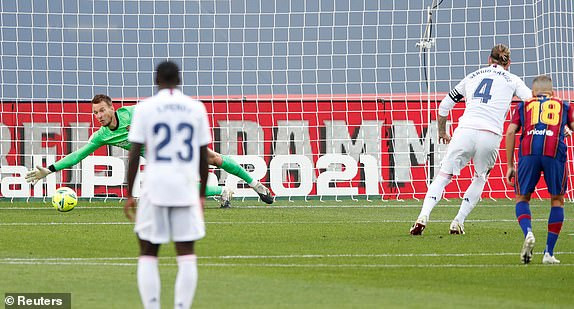 Barcelona gục ngã trước Real Madrid ở trận Siêu kinh điển ảnh 10