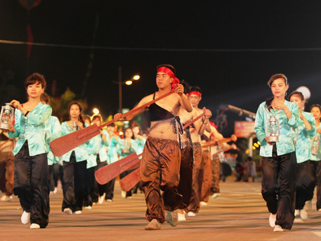 Đèn bão và mãi chèo là 2 vật không thể thiếu của người dân đi biển Quảng Ninh