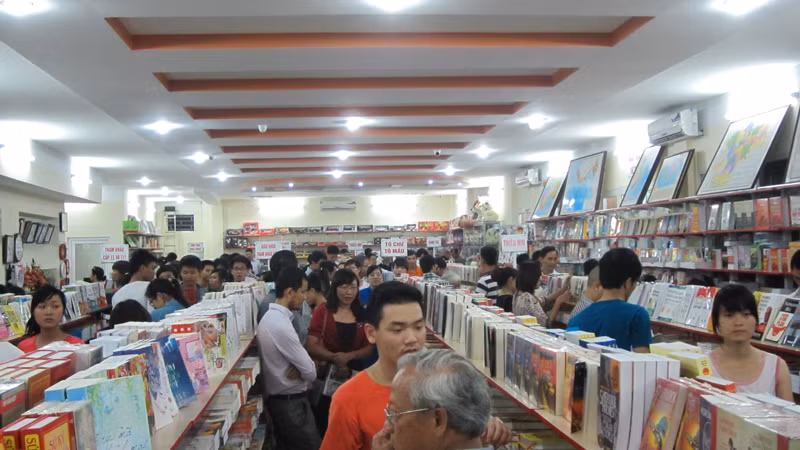 Rất đông bạn đọc thủ đô đã đến thăm quan nhà sách