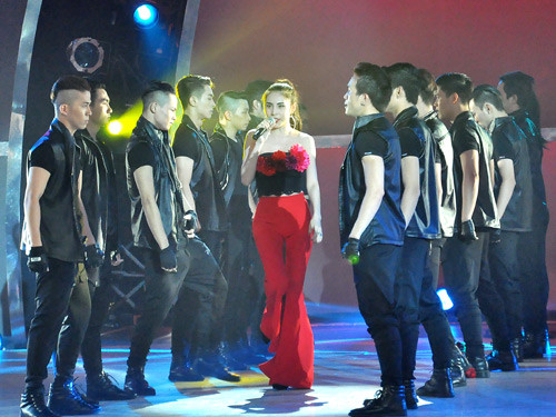 Thủy Tiên gây thất vọng vì sự chênh lệch quá lớn giữa vũ đạo và giọng hát. Thủy Tiên gây thất vọng vì sự chênh lệch quá lớn giữa vũ đạo và giọng hát