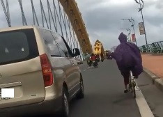 Chàng trai cảm động vì được sửa xe miễn phí trên cầu Nhật Tân ảnh 1