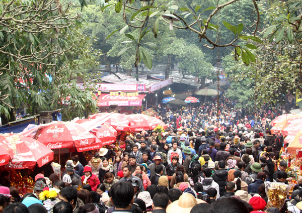 Đến sáng, dòng người hướng về chùa Thiên Trù - nơi diễn ra lễ khai hội chật kín lối đi