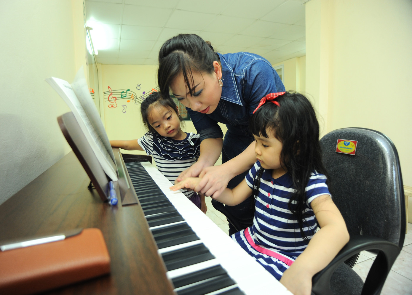 Ca sĩ Hiền Anh cùng những học viên của mình Nhằm phát triển tài năng âm nhạc nhí, Hiền Anh còn đào tạo cho học viên còn rất nhỏ tuổi. Bé Khánh Hà (6 tuổi) với ước mơ được tham gia các cuộc thi tài năng nhí như Đồ rê mí. Cô Hiền Anh cùng các trò nhí say sưa tập luyện bên cây đàn piano