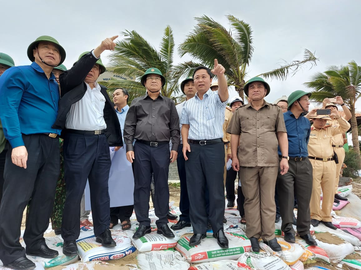 Trực thăng, xe bọc thép sẵn sàng ứng phó với bão số 9 ảnh 27