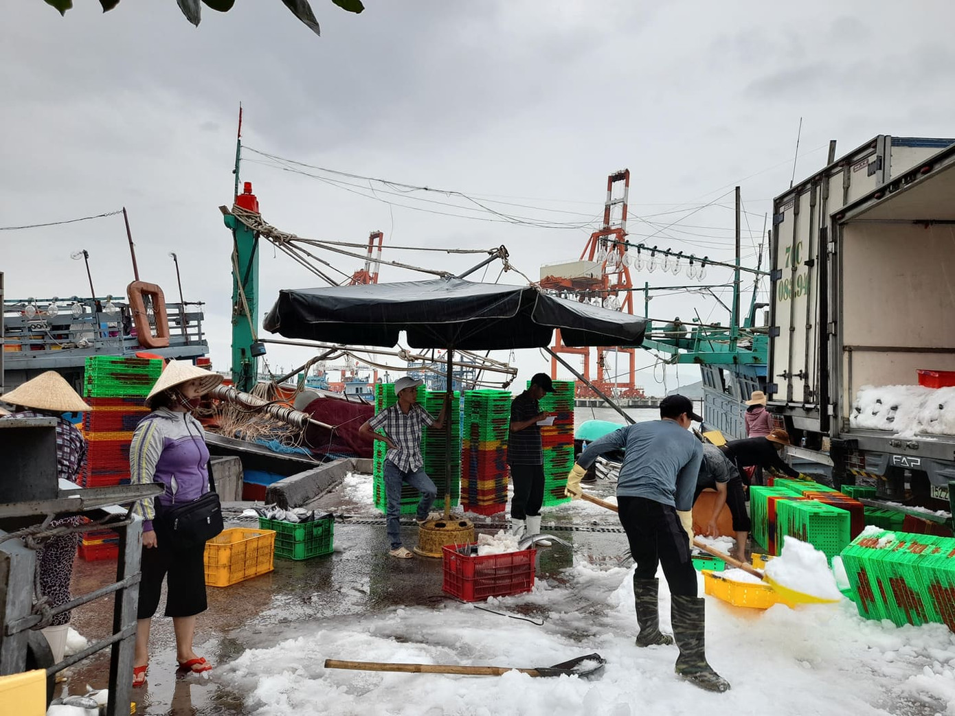 Trực thăng, xe bọc thép sẵn sàng ứng phó với bão số 9 ảnh 11