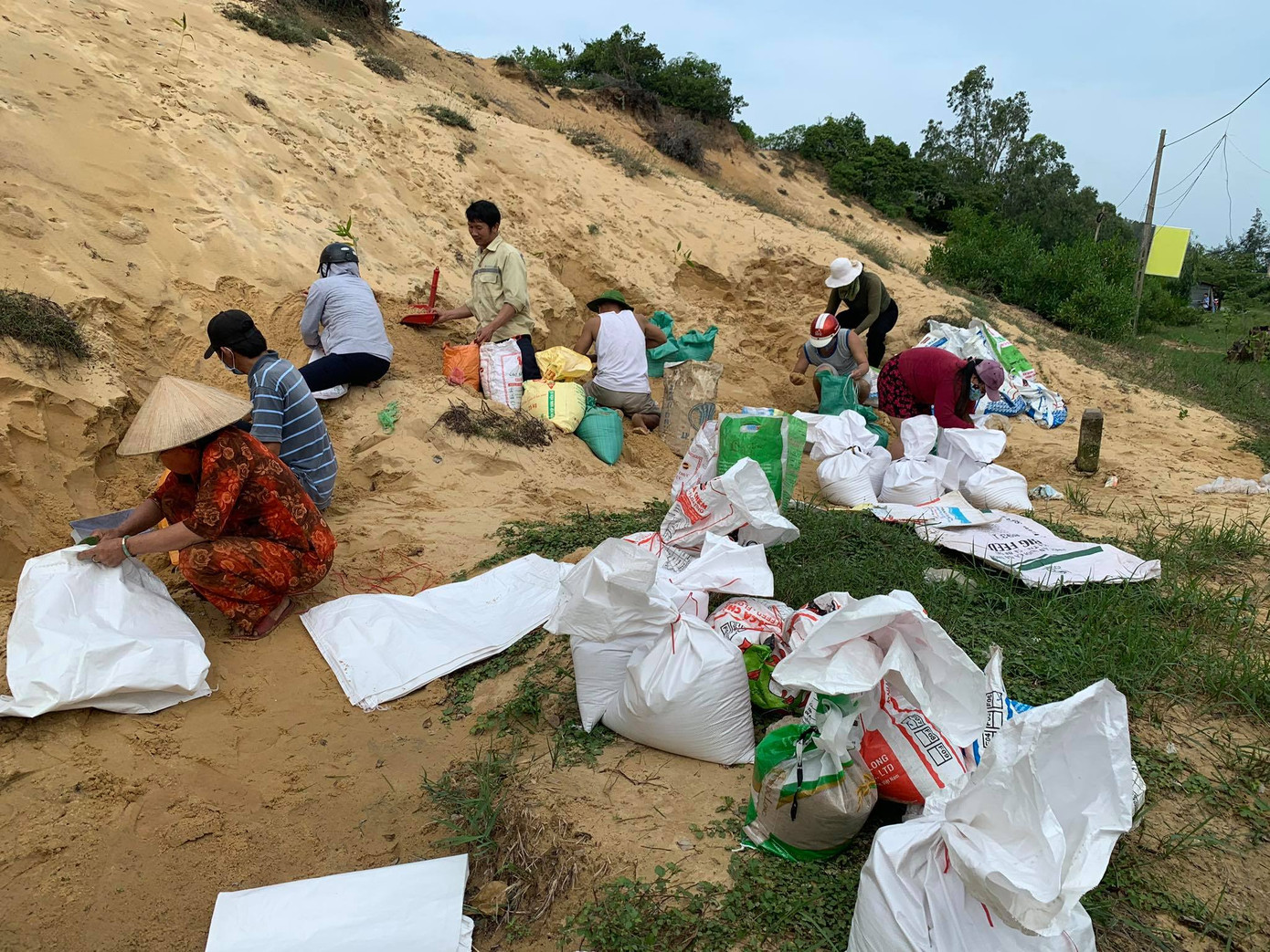 Trực thăng, xe bọc thép sẵn sàng ứng phó với bão số 9 ảnh 26