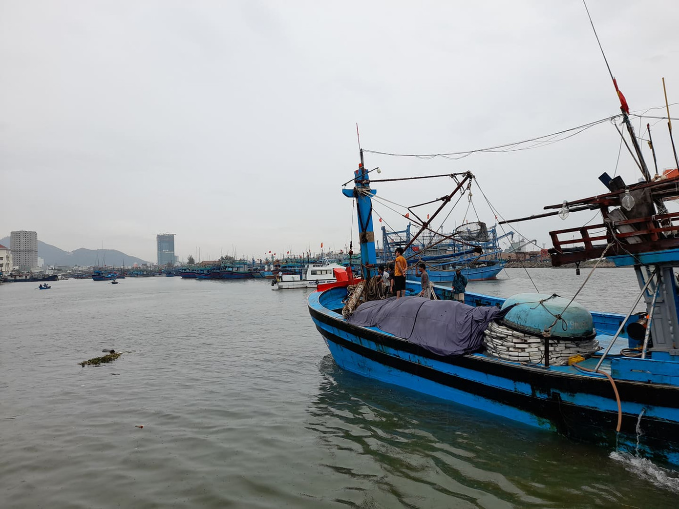 Trực thăng, xe bọc thép sẵn sàng ứng phó với bão số 9 ảnh 12