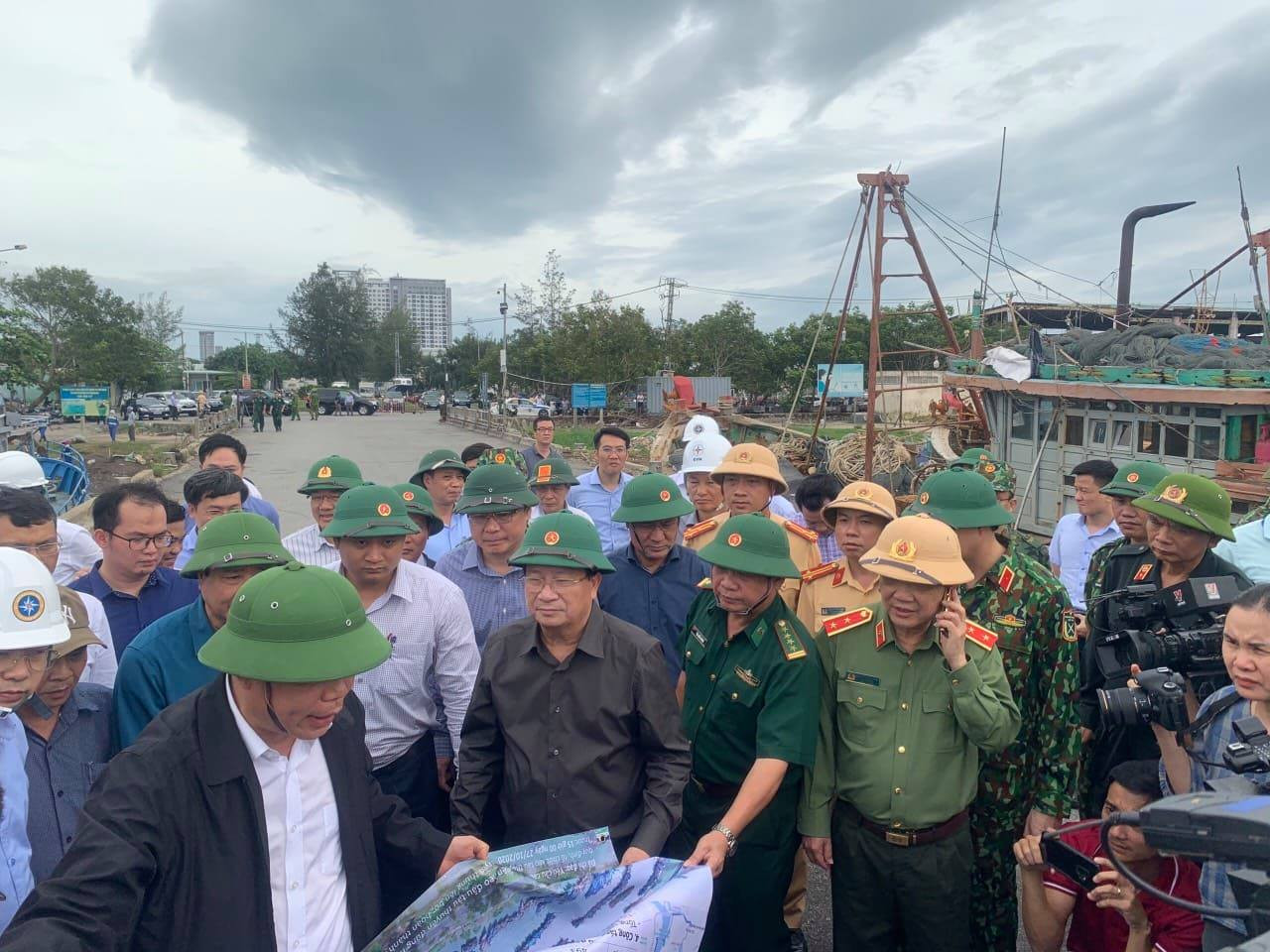 Trực thăng, xe bọc thép sẵn sàng ứng phó với bão số 9 ảnh 28