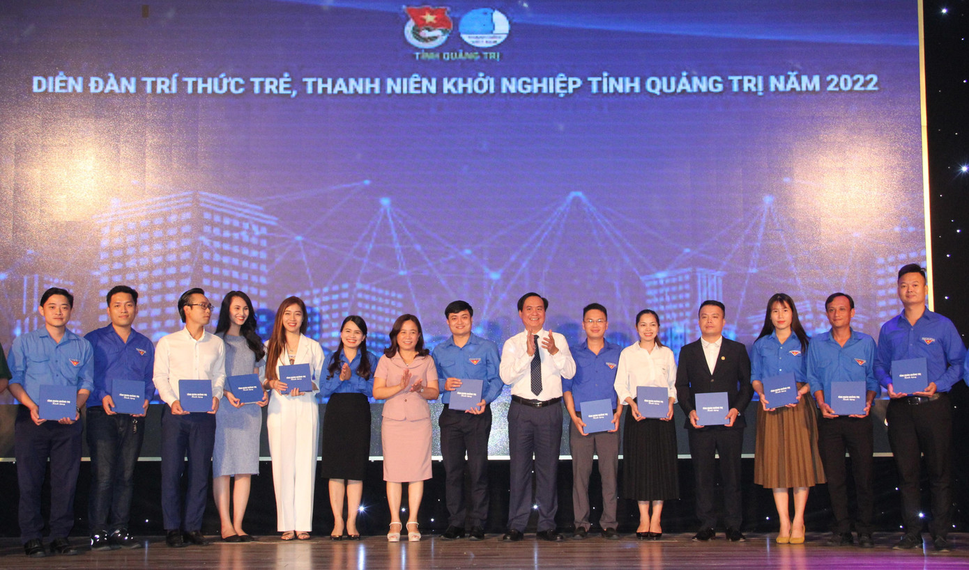 Lãnh đạo tỉnh, Tỉnh Đoàn Quảng Trị trao tặng quà các trí thức trẻ, thanh niên khởi nghiệp tỉnh Quảng Trị. Ảnh: Minh Đức.