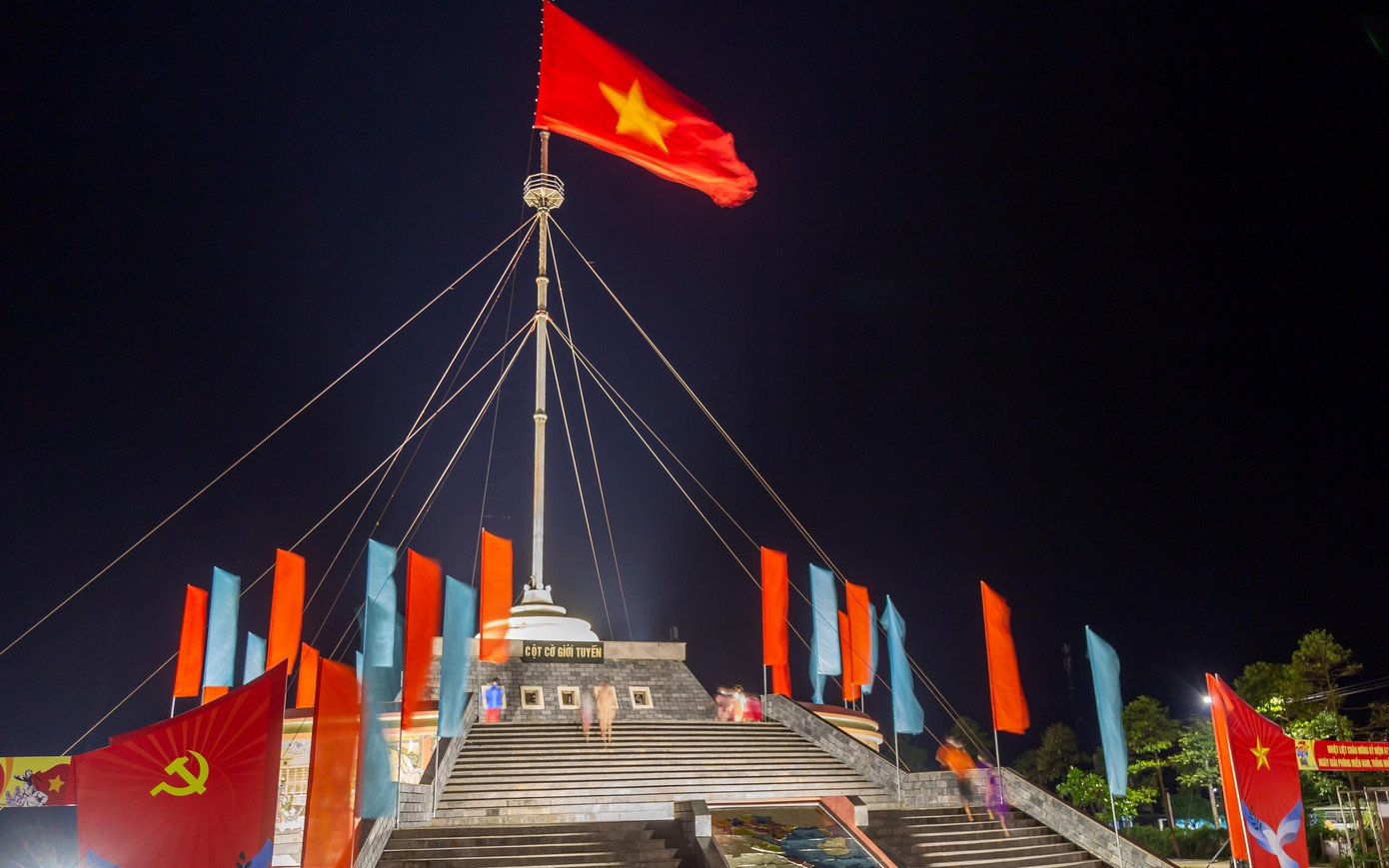 Cột cờ giới tuyến Hiền Lương. Ảnh: Hoàng Táo. Cột cờ giới tuyến Hiền Lương. Ảnh: Hoàng Táo.