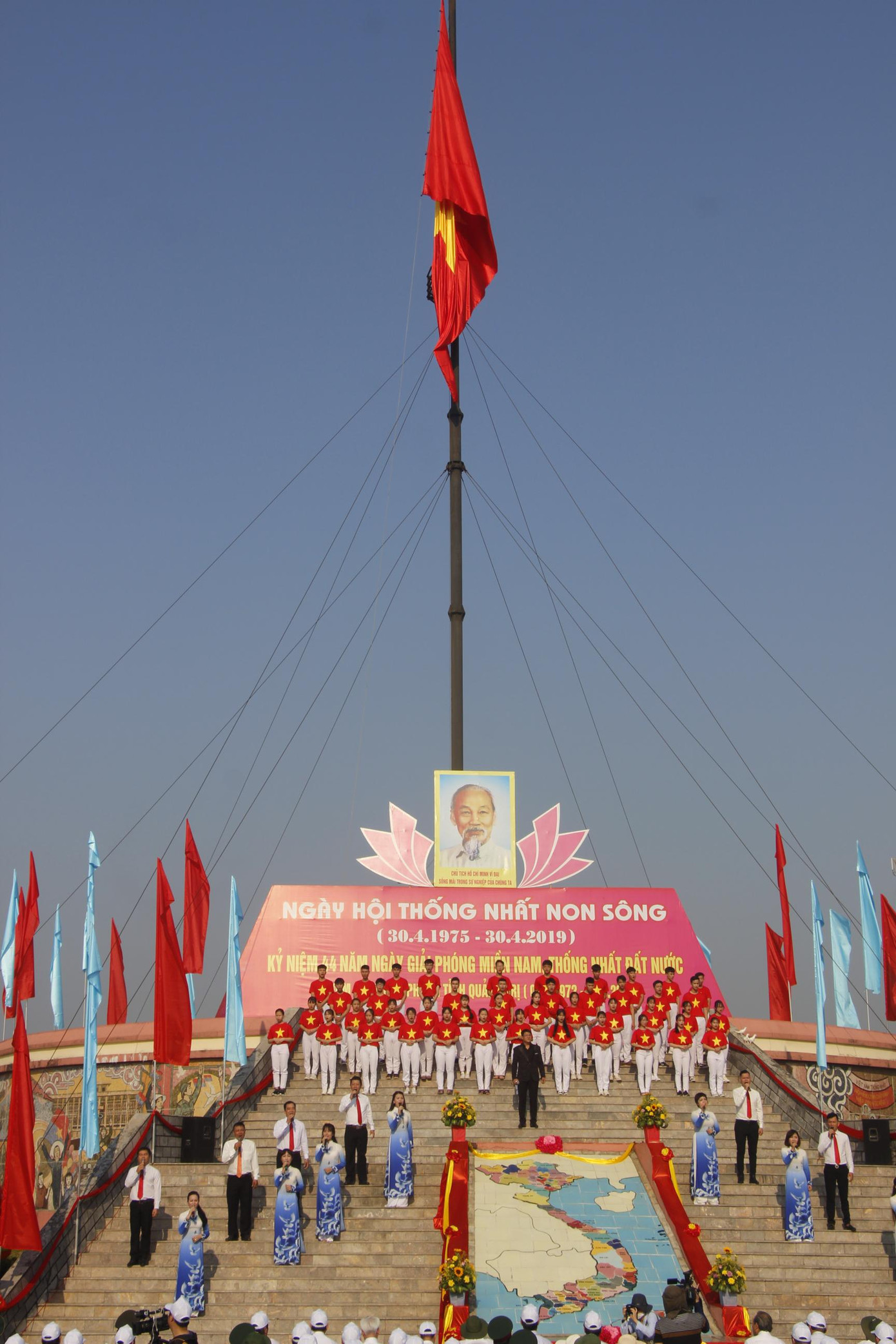 Ngày hội Thống nhất non sông tại Khu Di tích lịch sử Quốc gia đặc biệt Đôi bờ Hiền Lương-Bến Hải. Ngày hội Thống nhất non sông tại Khu Di tích lịch sử Quốc gia đặc biệt Đôi bờ Hiền Lương-Bến Hải.