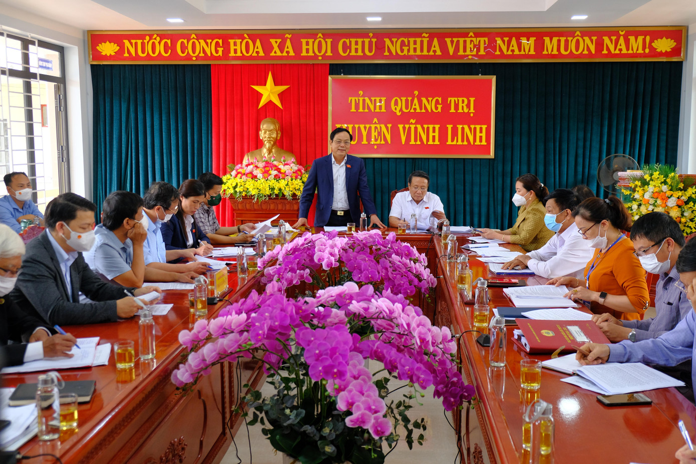 Ông Hoàng Đức Thắng, Phó Trưởng đoàn chuyên trách Đoàn ĐBQH tỉnh Quảng Trị chủ trì buổi giám sát tại UBND huyện Vĩnh Linh. Ảnh: Trần Tuyền.