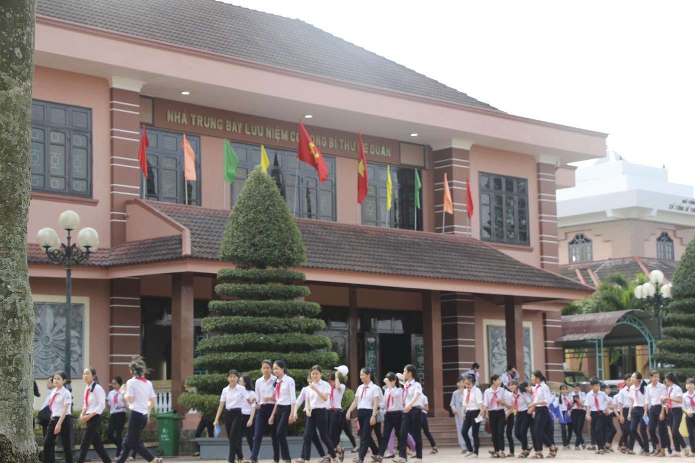 Nhà trưng bày lưu niệm tại Khu lưu niệm Tổng Bí thư Lê Duẩn (xã Triệu Thành, huyện Triệu Phong, tỉnh Quảng Trị). Nhà trưng bày lưu niệm tại Khu lưu niệm Tổng Bí thư Lê Duẩn (xã Triệu Thành, huyện Triệu Phong, tỉnh Quảng Trị).