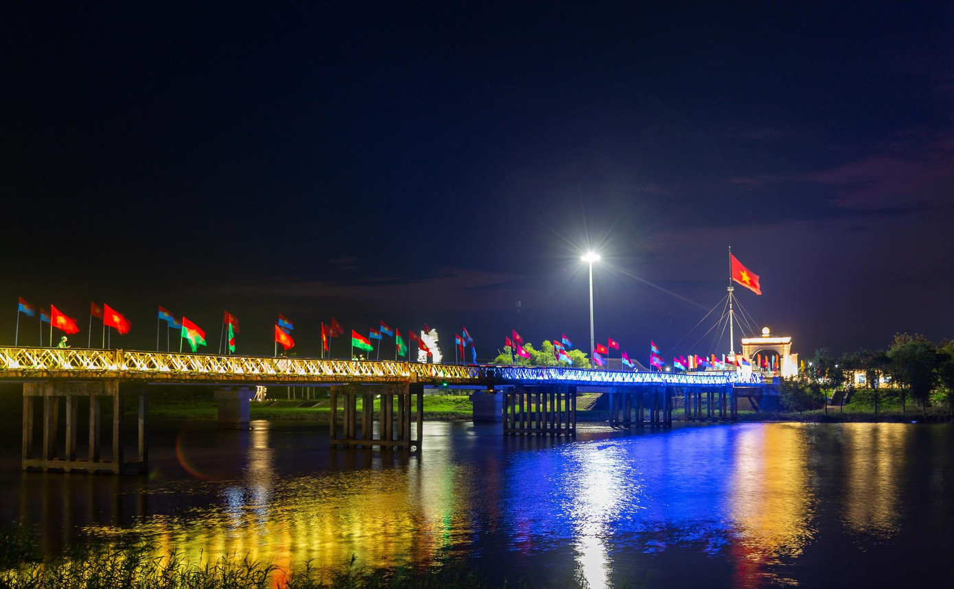 Cầu Hiền Lương đêm 30/4/2022. Ảnh: Hoàng Táo. Cầu Hiền Lương đêm 30/4/2022. Ảnh: Hoàng Táo.