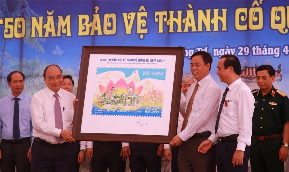 Chủ tịch nước Nguyễn Xuân Phúc đã ký phát hành bộ tem bưu chính “50 năm bảo vệ Thành cổ Quảng Trị”.
