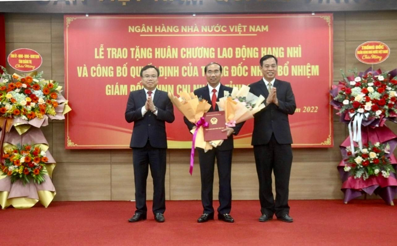 Ông Nguyễn Đăng Quang-Phó Bí thư Thường trực Tỉnh ủy, Chủ tịch HĐND tỉnh Quảng Trị (bìa phải ảnh) và ông Lê Đức Tiến-Phó Chủ tịch UBND tỉnh Quảng Trị (bìa trái) tặng hoa, chúc mừng ông Nguyễn Đức Đồng được bổ nhiệm giữ chức Giám đốc Ngân hàng Nhà nước Việt Nam Chi nhánh tỉnh Quảng Trị. Ông Nguyễn Đăng Quang-Phó Bí thư Thường trực Tỉnh ủy, Chủ tịch HĐND tỉnh Quảng Trị (bìa phải ảnh) và ông Lê Đức Tiến-Phó Chủ tịch UBND tỉnh Quảng Trị (bìa trái) tặng hoa, chúc mừng ông Nguyễn Đức Đồng được bổ nhiệm giữ chức Giám đốc Ngân hàng Nhà nước Việt Nam Chi nhánh tỉnh Quảng Trị.