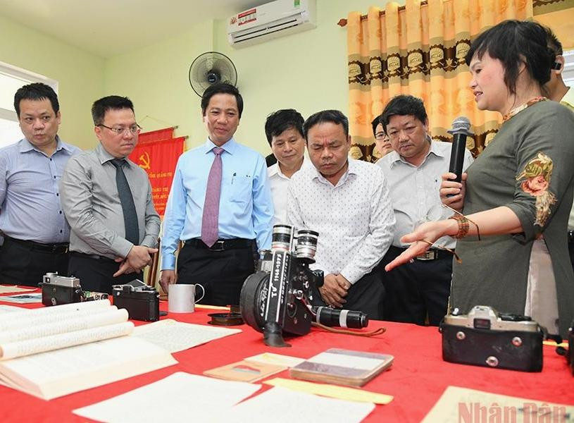 Nhiều tài liệu, hiện vật lịch sử báo chí quý được trưng bày tại triển lãm.