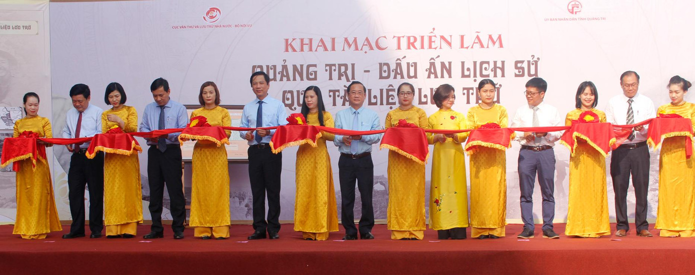 Nghi thức cắt băng khai mạc Triển lãm “Quảng Trị - Dấu ấn lịch sử qua tài liệu lưu trữ”. Ảnh: Thanh Hải.