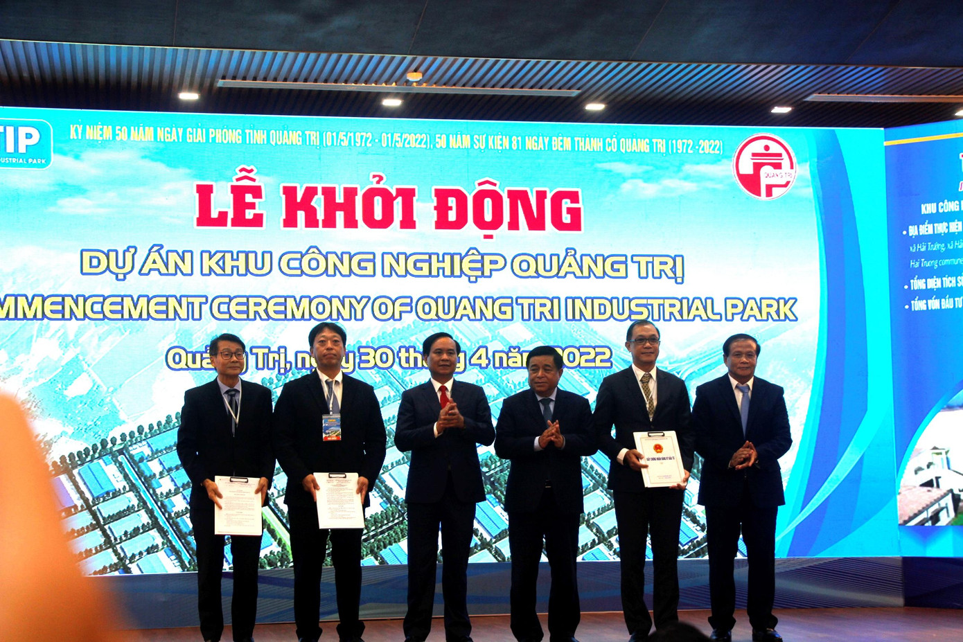 Bộ trưởng Bộ Kế hoạch-Đầu tư Nguyễn Chí Dũng và Chủ tịch UBND tỉnh Quảng Trị Võ Văn Hưng, Trưởng Ban quản lý Khu kinh tế tỉnh Quảng Trị Phạm Ngọc Minh trao Quyết định chấp thuận chủ trương đầu tư của Thủ tướng Chính phủ; Quyết định thành lập Khu công nghiệp Quảng Trị; Giấy chứng nhận đăng ký đầu tư cho các nhà đầu tư. Bộ trưởng Bộ Kế hoạch-Đầu tư Nguyễn Chí Dũng và Chủ tịch UBND tỉnh Quảng Trị Võ Văn Hưng, Trưởng Ban quản lý Khu kinh tế tỉnh Quảng Trị Phạm Ngọc Minh trao Quyết định chấp thuận chủ trương đầu tư của Thủ tướng Chính phủ; Quyết định thành lập Khu công nghiệp Quảng Trị; Giấy chứng nhận đăng ký đầu tư cho các nhà đầu tư.