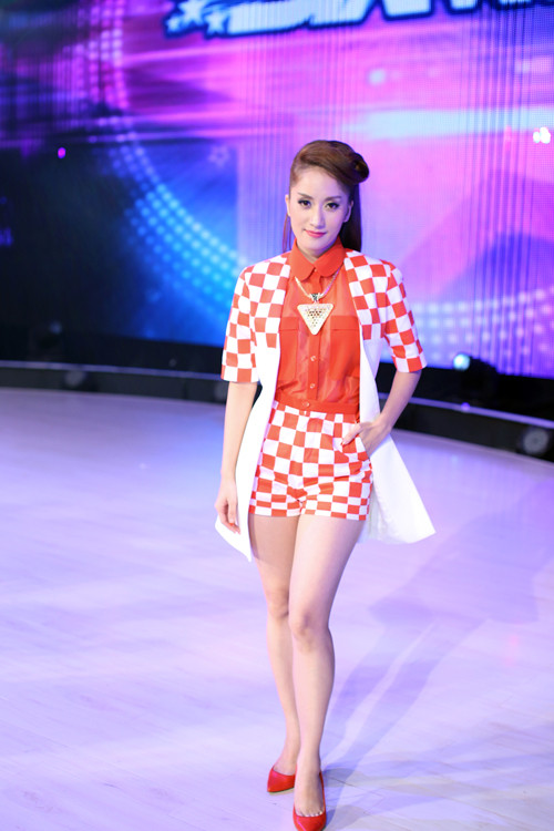 Khánh Thi mặc quần siêu ngắn, khoe chân săn chắc, gợi cảm