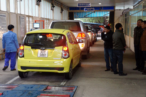 Sau khi đăng kiểm xong sẽ dán tem đăng kiểm và tem thu phí bảo trì đường bộ