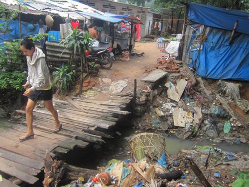  Lối vào khu nhà trọ đầy rác thải. Ảnh: Infonet