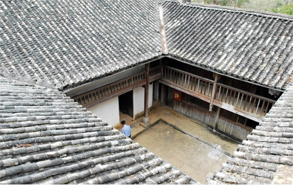 Các mái nhà được lợp bằng ngói âm dương trông rất đẹp mắt