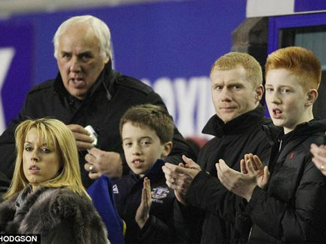 Scholes có mặt tại Goodison Park cổ vũ Oldham. Scholes có mặt tại Goodison Park cổ vũ Oldham