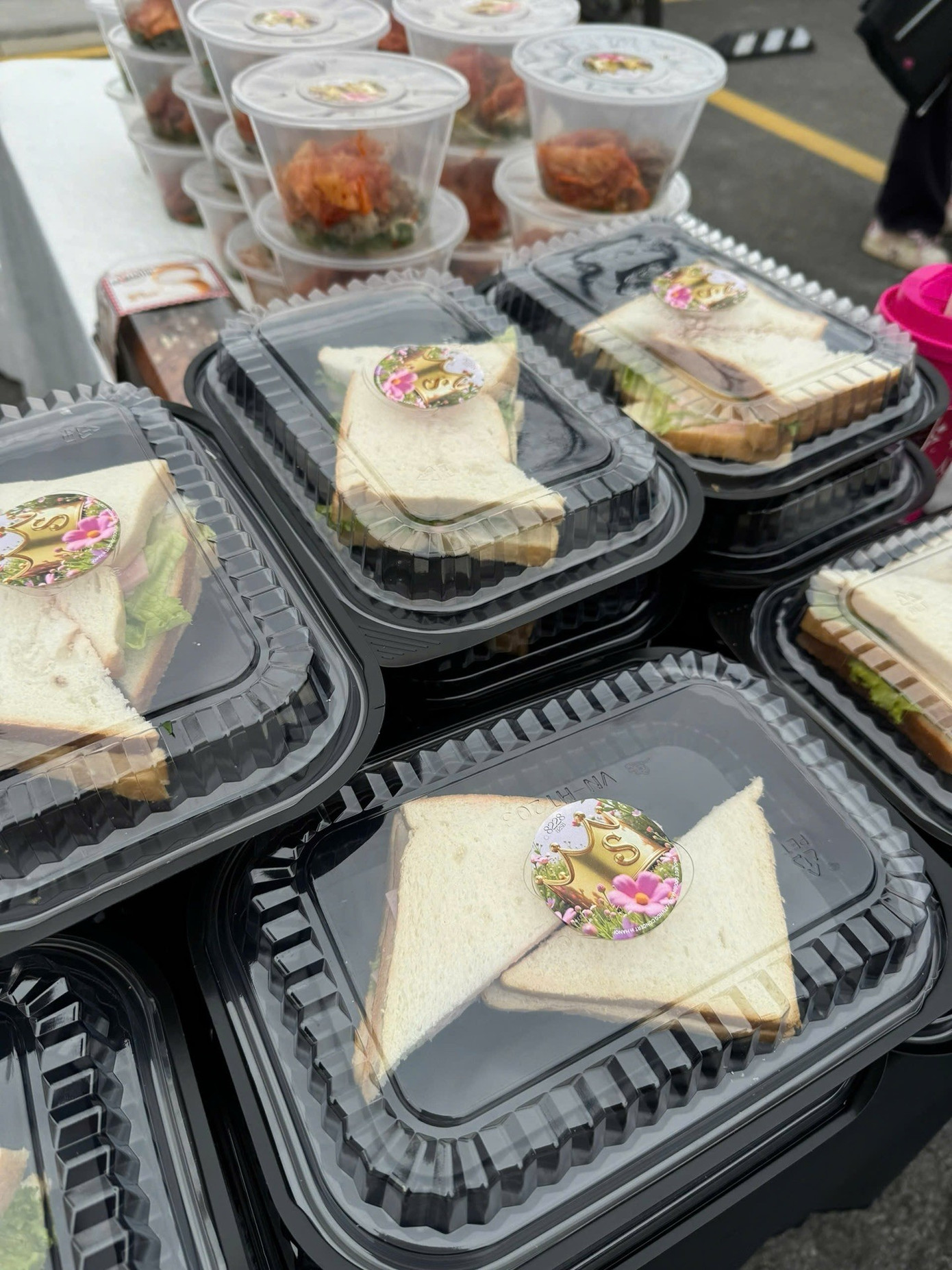 Phần bánh mì sandwich dành cho ê-kíp dùng vào buổi xế. Phần bánh mì sandwich dành cho ê-kíp dùng vào buổi xế.