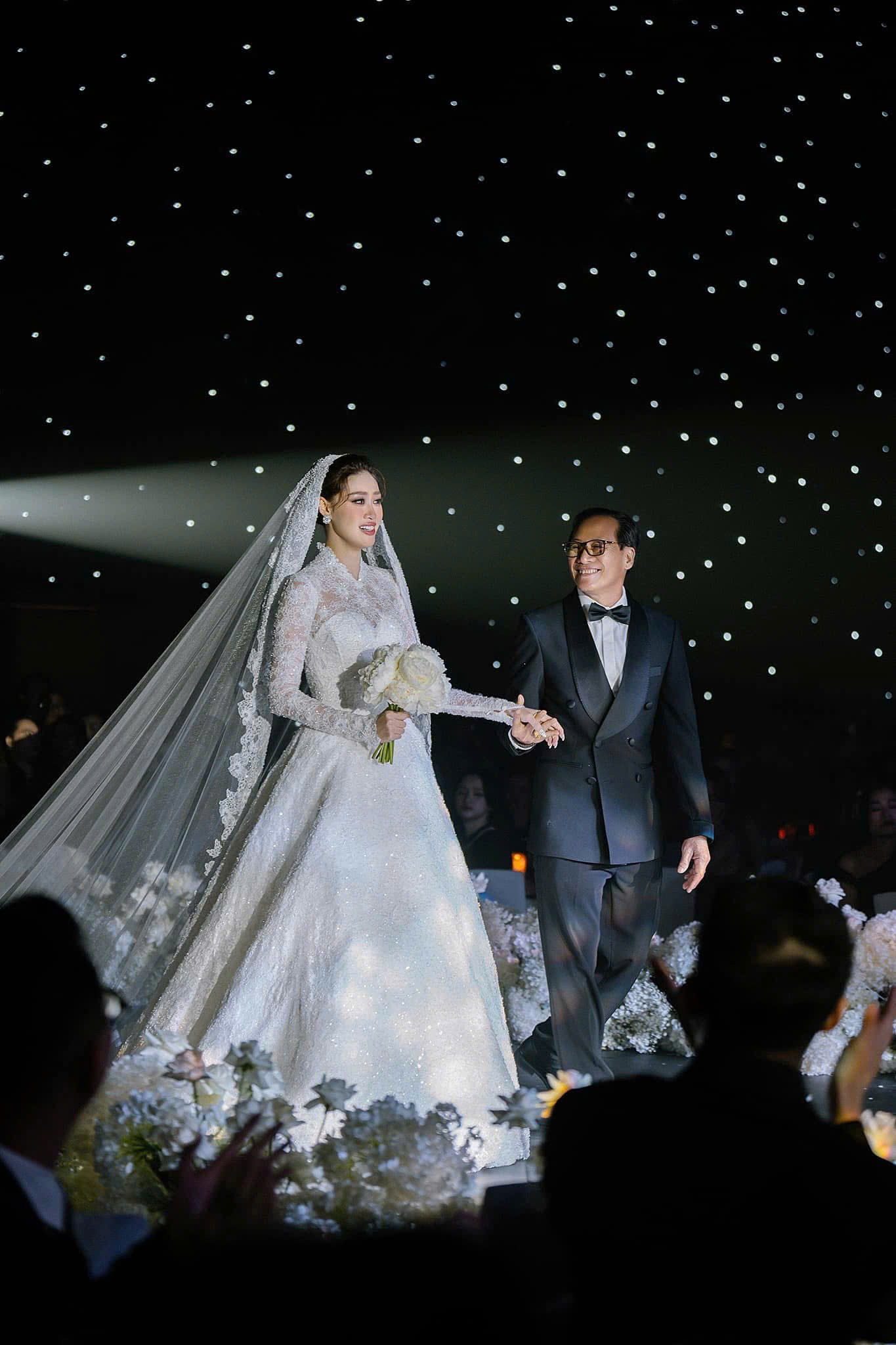 Khánh Vân đồng hành cùng cha trong thời khắc quan trọng cùa cuộc đời mình. Khánh Vân đồng hành cùng cha trong thời khắc quan trọng cùa cuộc đời mình.