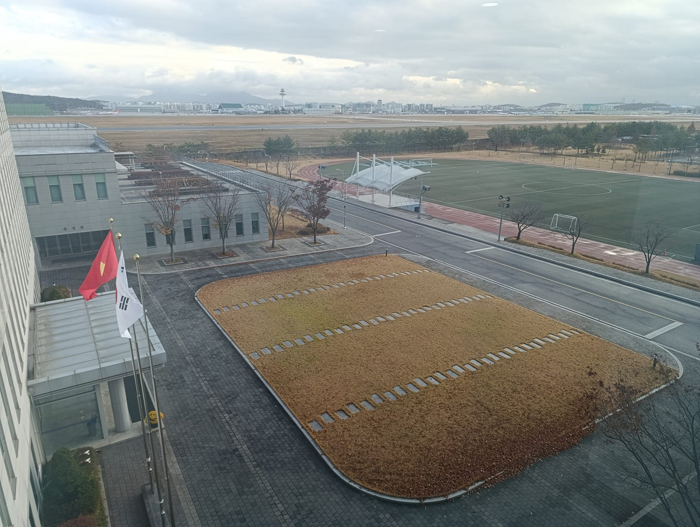 Chỉ sau một đêm, tuyết đã phủ kín một vùng đất rộng lớn. Ảnh: Minh Tuấn