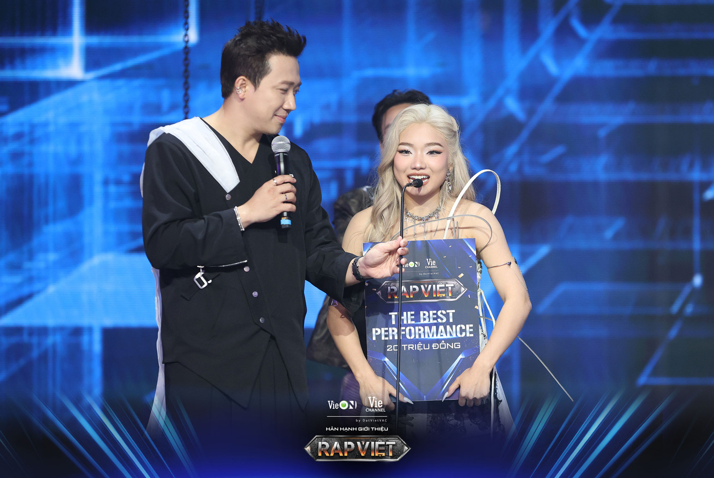 DANMY nhận về nhiều tranh cãi xoay quanh ngôi vị này. DANMY nhận về nhiều tranh cãi xoay quanh ngôi vị này.